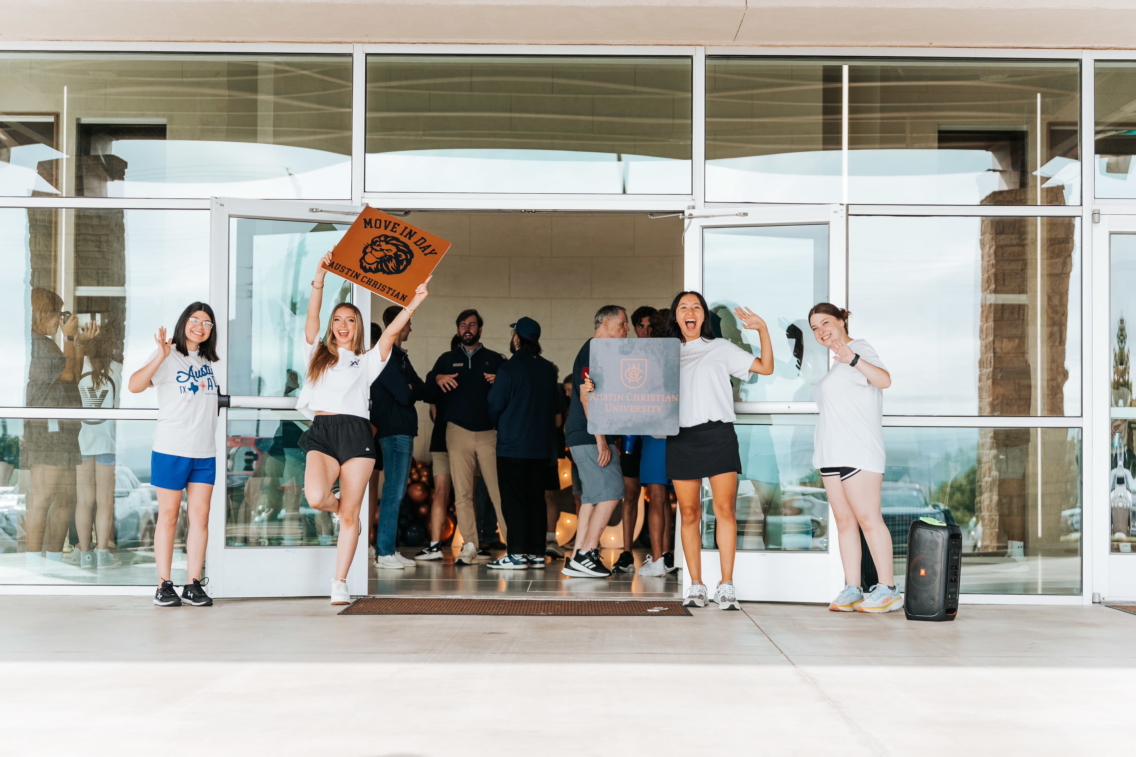 ACU students assisting with move-in
